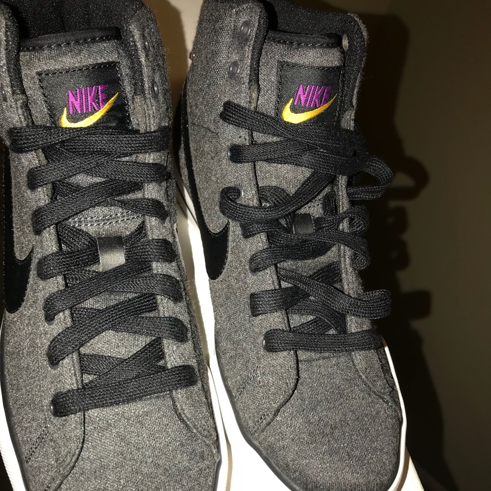 Women’s Nike Sneaker size 9 USED