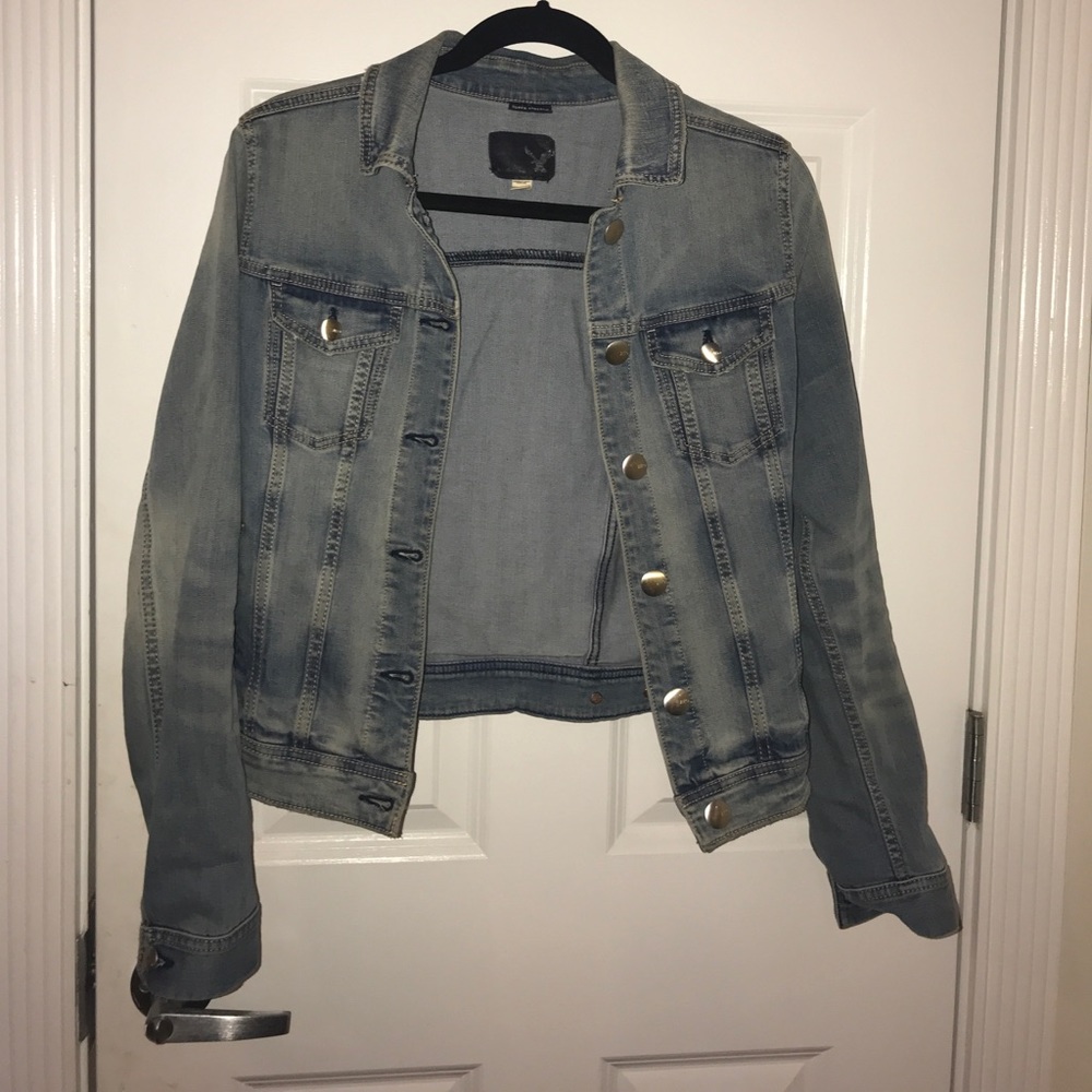 AMERICAN EAGLE STRETCHY LIGHT BLUE JEAN JACKET