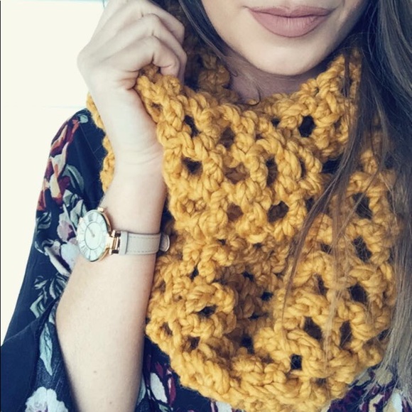 GIFT SET | Infinity Scarf + Knit Twist Headband - Picture 6 of 8