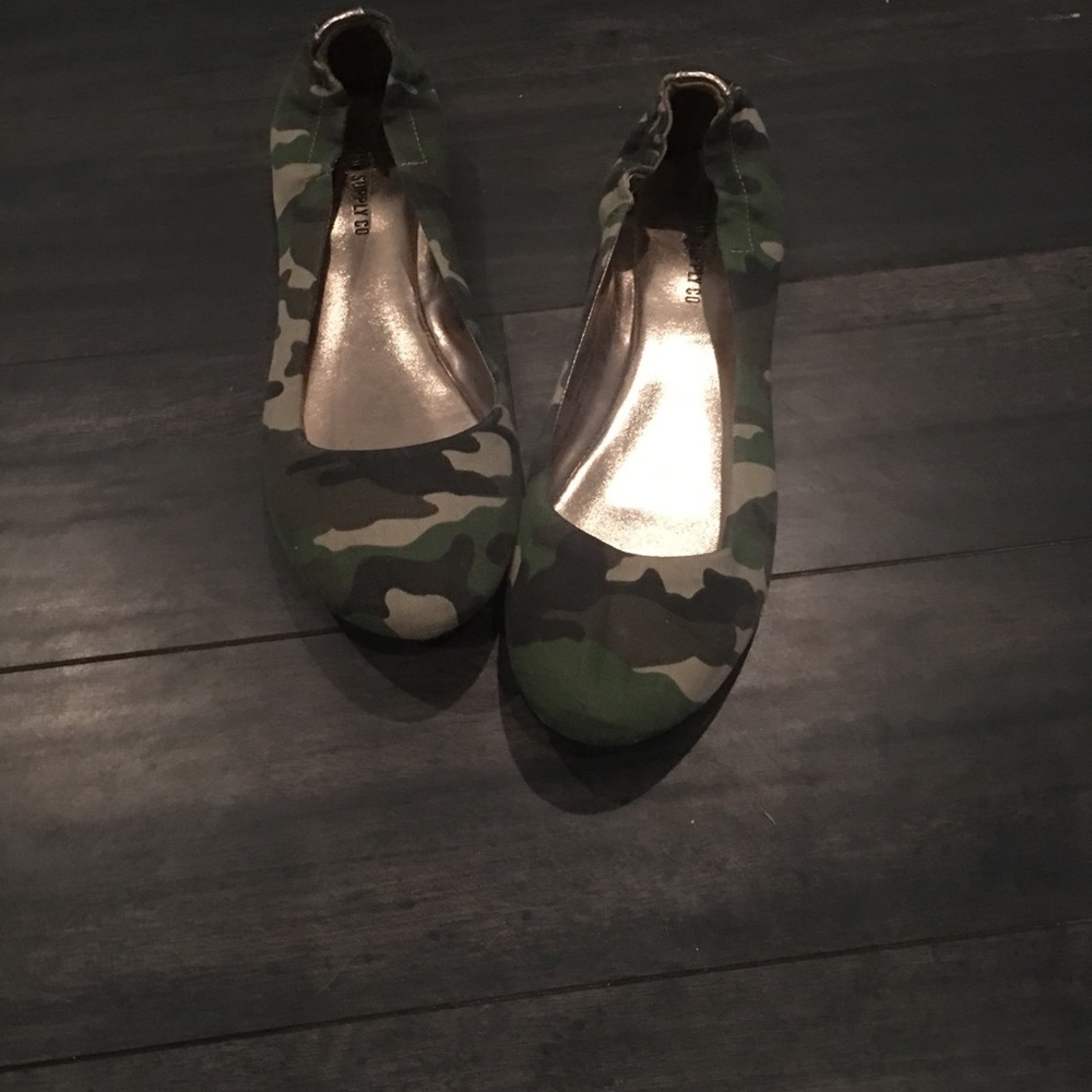 Mossimo camo flats
