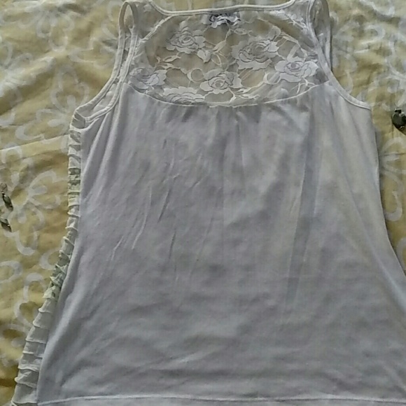 $5 MUST BUNDLE ❤️ Adorable ruffled floral tank - Picture 2 of 3