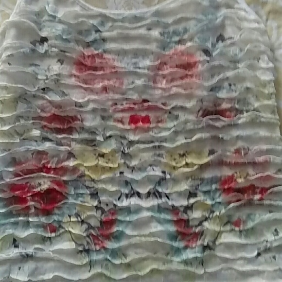 $5 MUST BUNDLE ❤️ Adorable ruffled floral tank - Picture 3 of 3