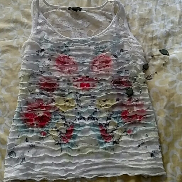 $5 MUST BUNDLE ❤️ Adorable ruffled floral tank - Picture 1 of 3