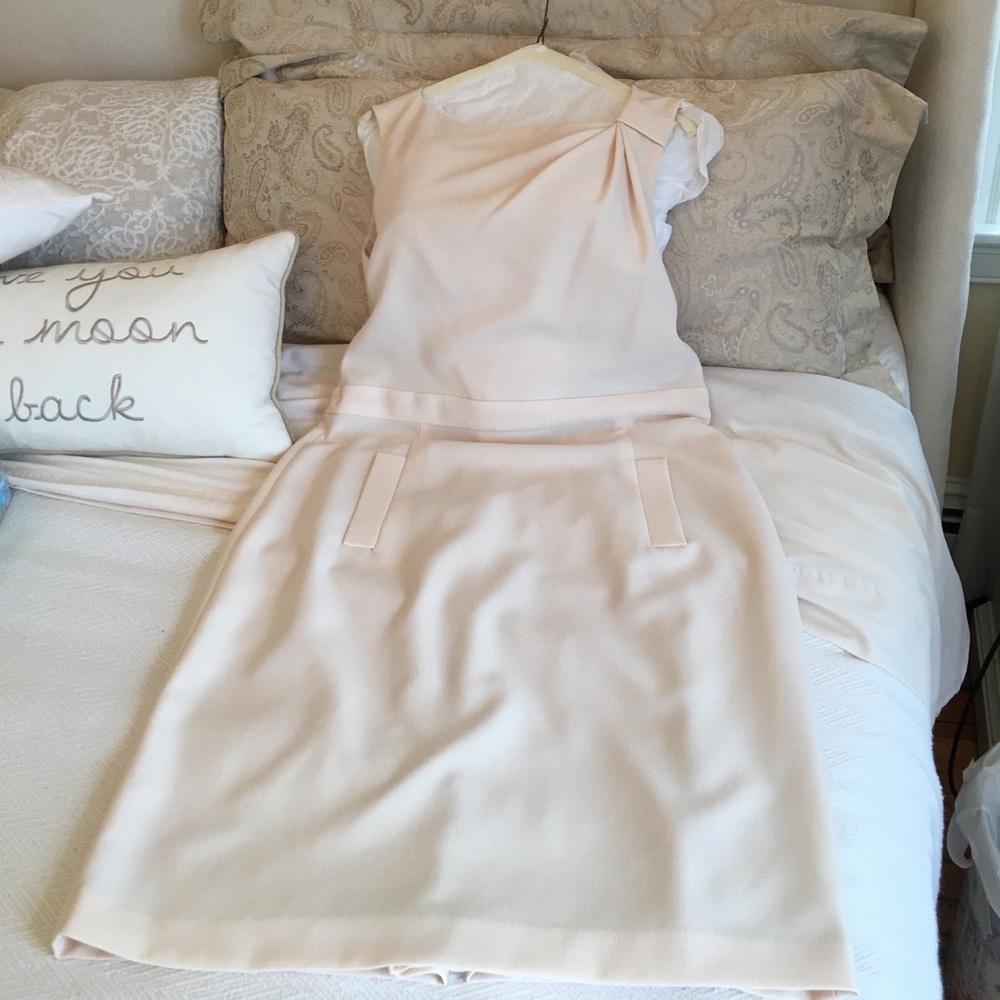 Very Flattering- Sheath suitable 4 all occasions.
