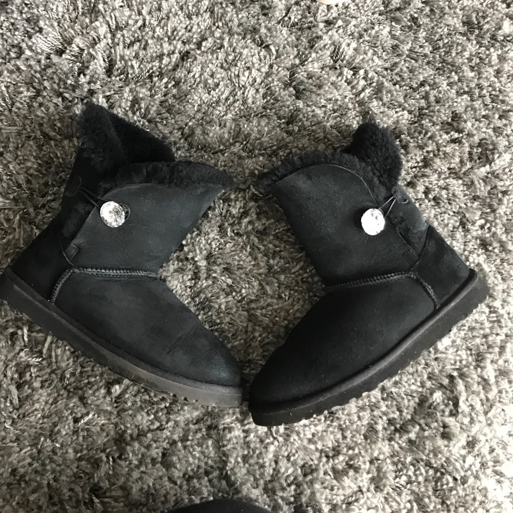 UGG Baily button bling short
