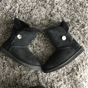 UGG Baily button bling short