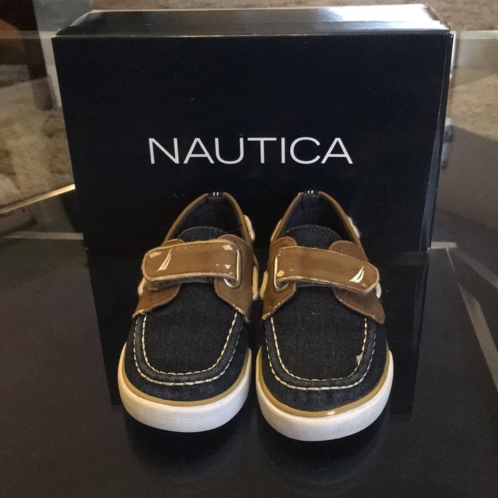 Nautica casual dress shoe size 9 in boys