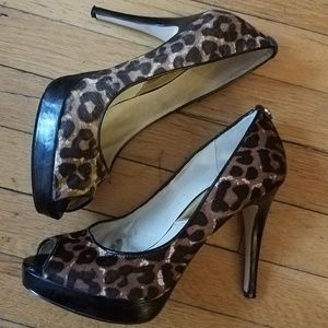 Leopard print peep-toe pumps