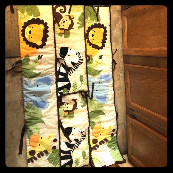 Crib border - Picture 1 of 1