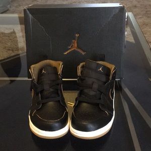 Jordan 1 Mid (never worn) boys size 9