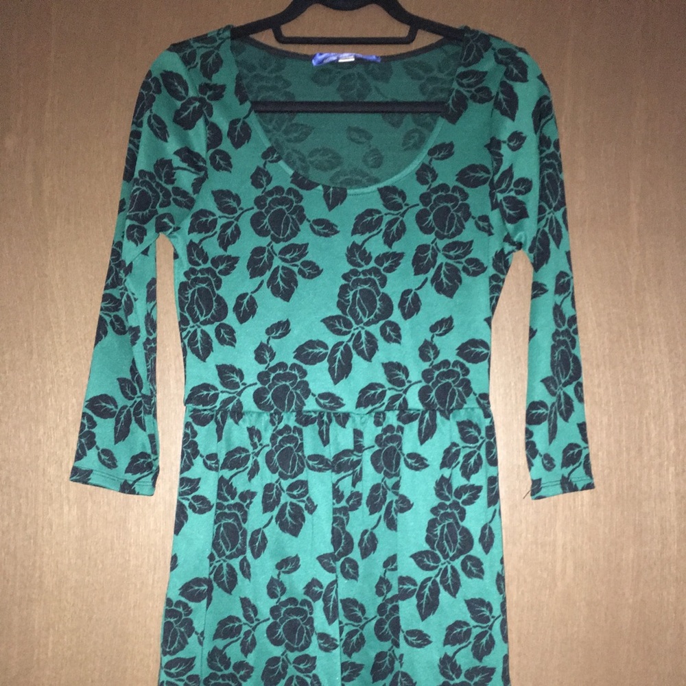 Francesca’s green patterned dress