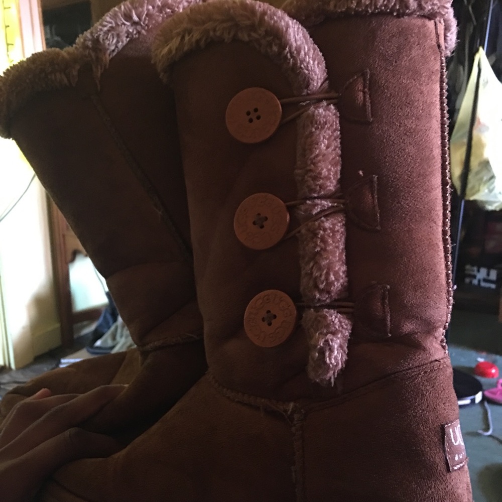 UGGS - Picture 2 of 3
