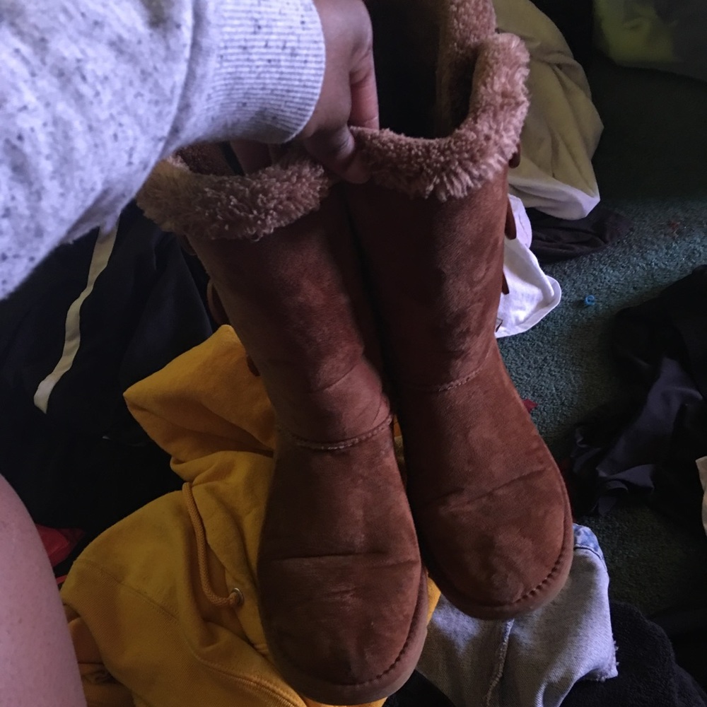UGGS - Picture 3 of 3