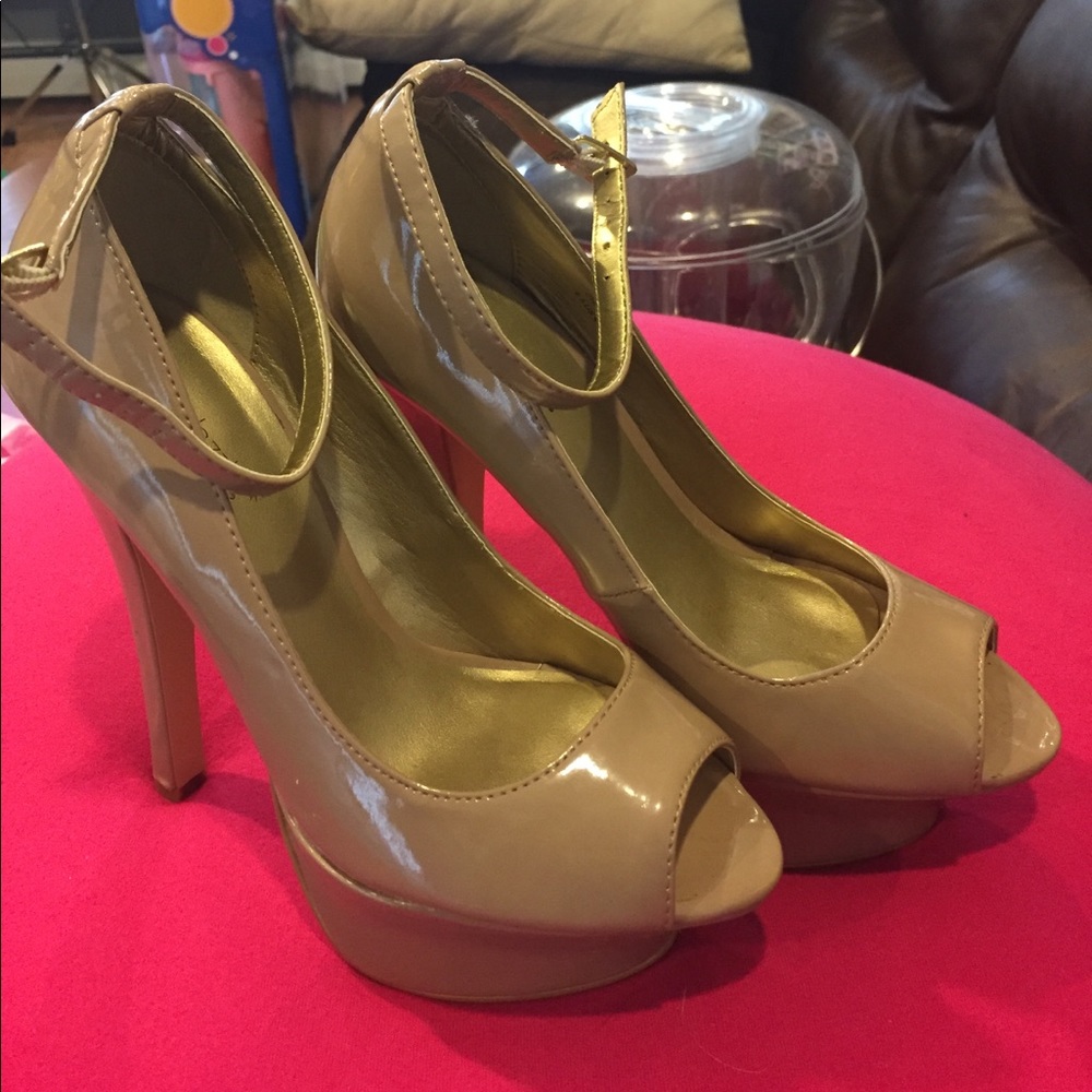 5/$20 Shoe dazzle platform heels 6.5