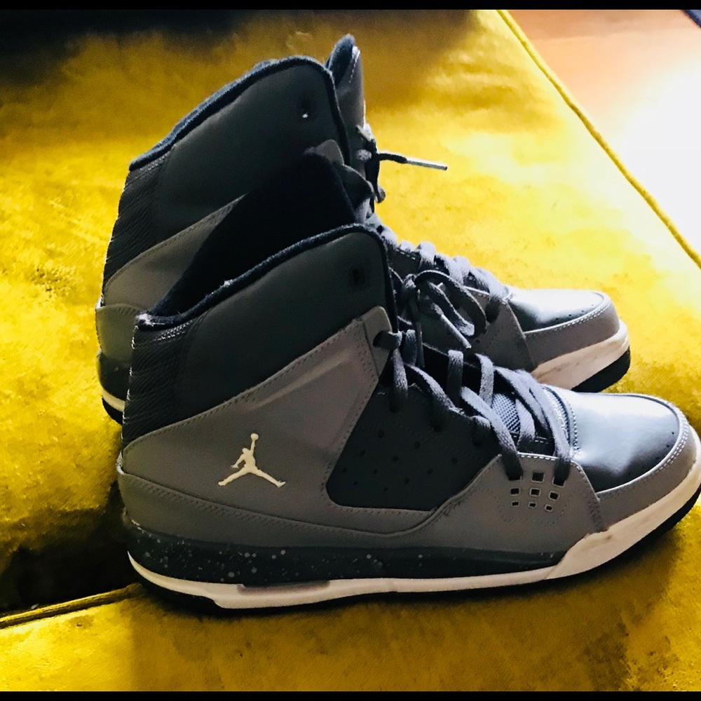 7Y gray Jordan’s