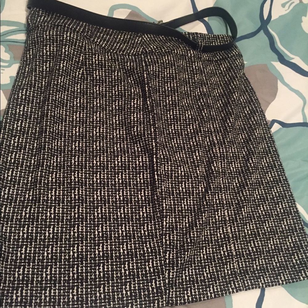 Belted printed skirt.