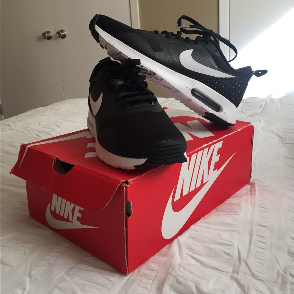 NWT Nike 8.5 Air Max Tavas, Black & White 👟