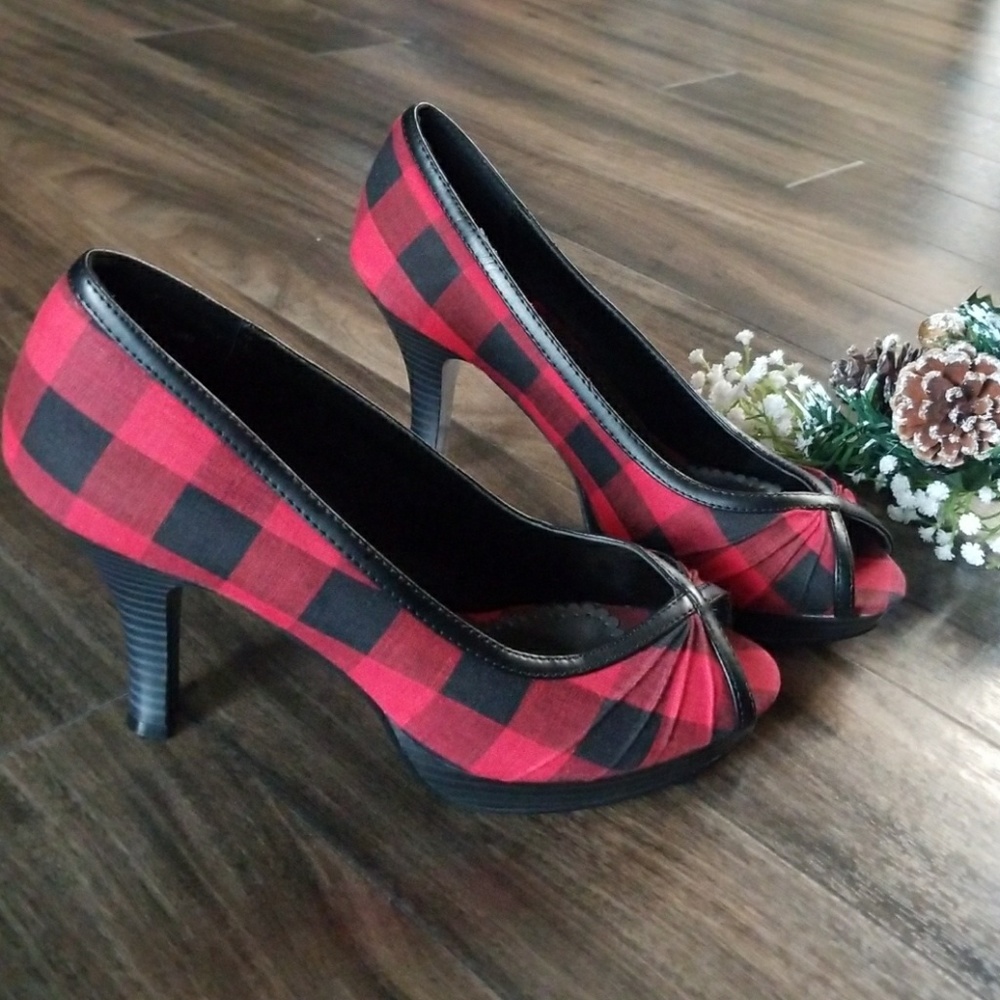 ✔MUST HAVE✔ Maurices red and black Heels