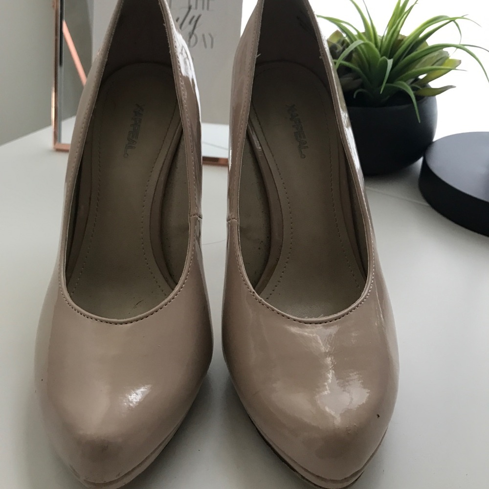 Tan/nude pumps