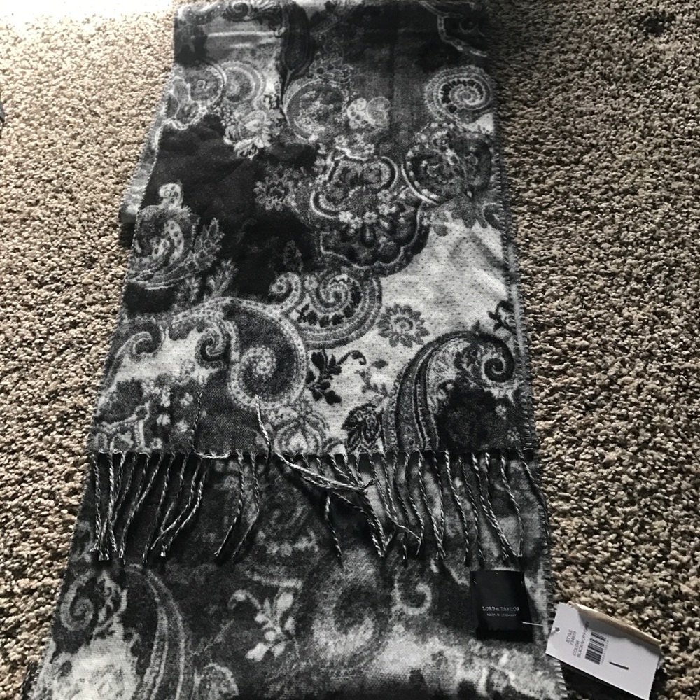 NWT sheet soft scarf