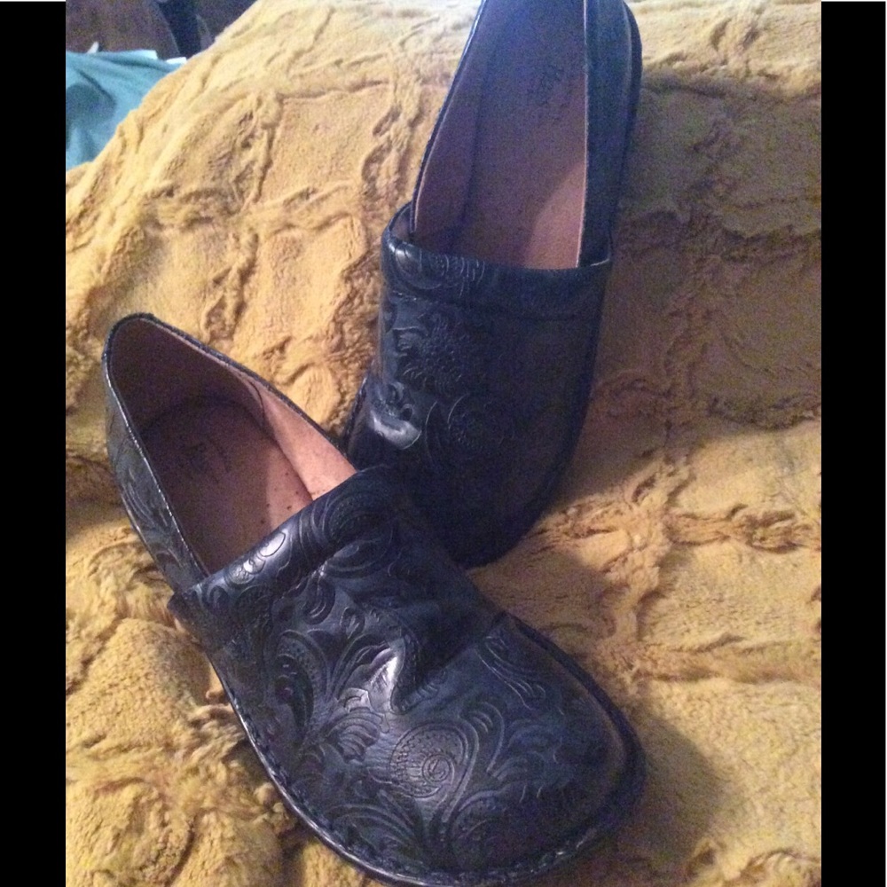 Ladies size 8 1/2 navy/floral Bass shoe. Like new.