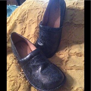 Ladies size 8 1/2 navy/floral Bass shoe. Like new.