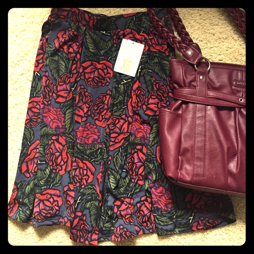 🌹SOLD🌹 XS LuLaRoe Rare Disney Roses Skirt