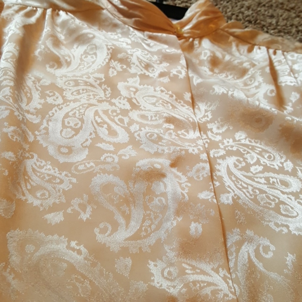 Vintagey, classic, button up blouse!