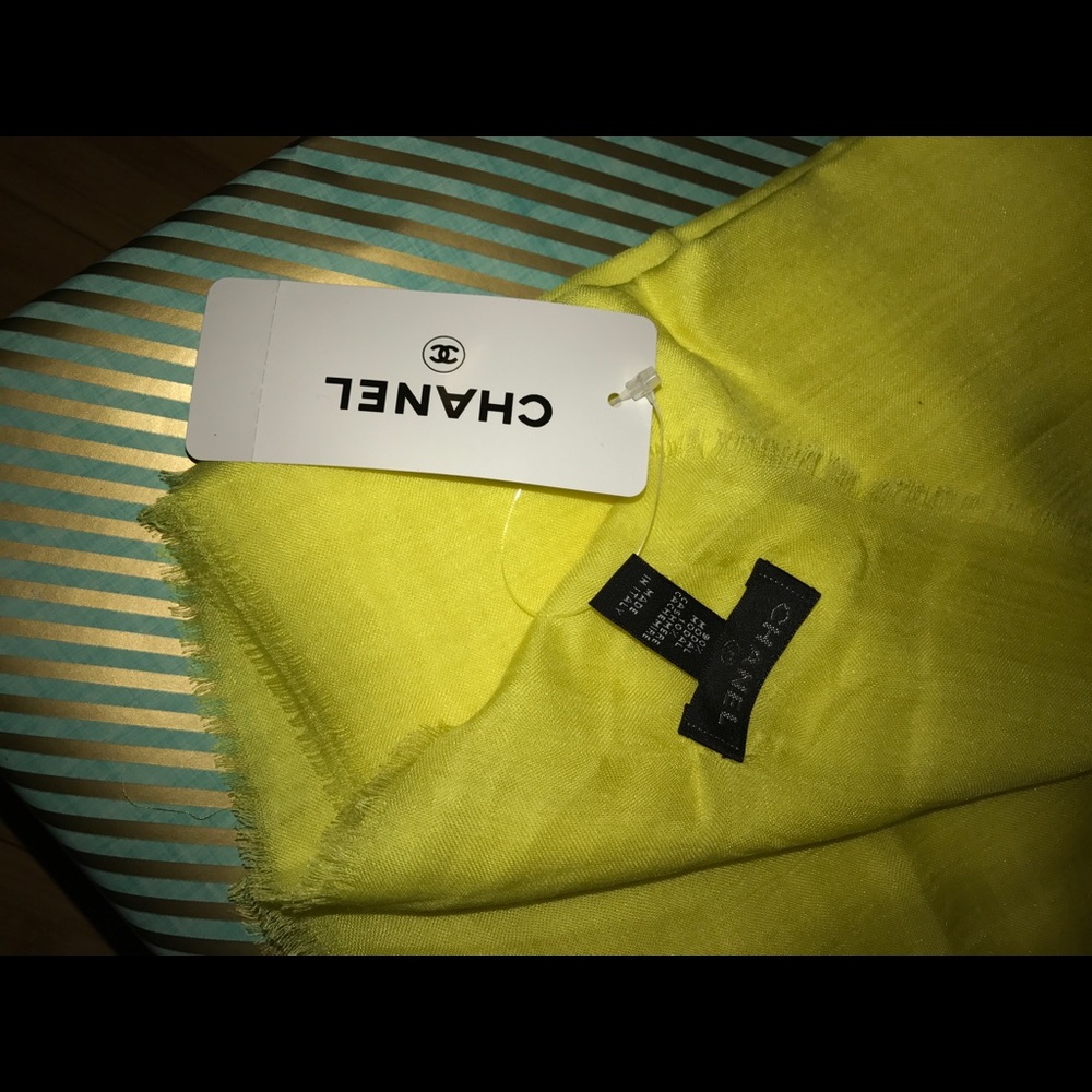 Sold ! Authentic Chanel Scarf - Picture 3 of 5