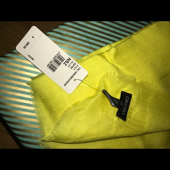 Sold ! Authentic Chanel Scarf - Picture 4 of 5