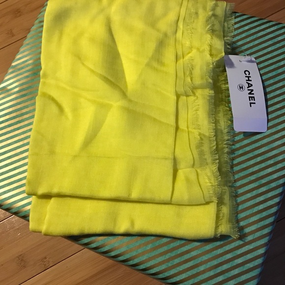 Sold ! Authentic Chanel Scarf - Picture 5 of 5