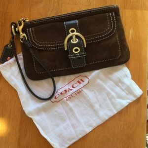 ✨✨Coach Wristlet✨✨ Suede