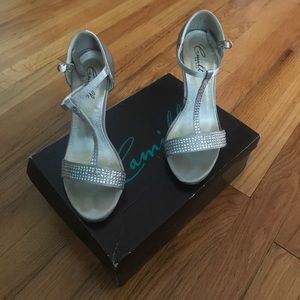 Camille la vie silver heels 6 1/2