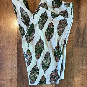 Feather patterned LuLaRoe leggings