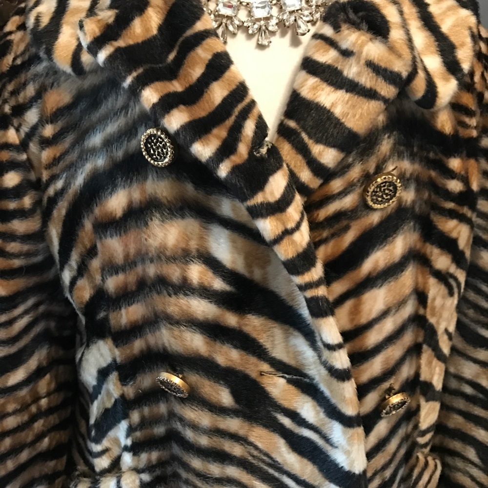 Gorgeous vintage tiger print coat.