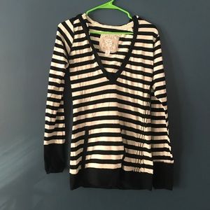 Long sleeve shirt with hood.