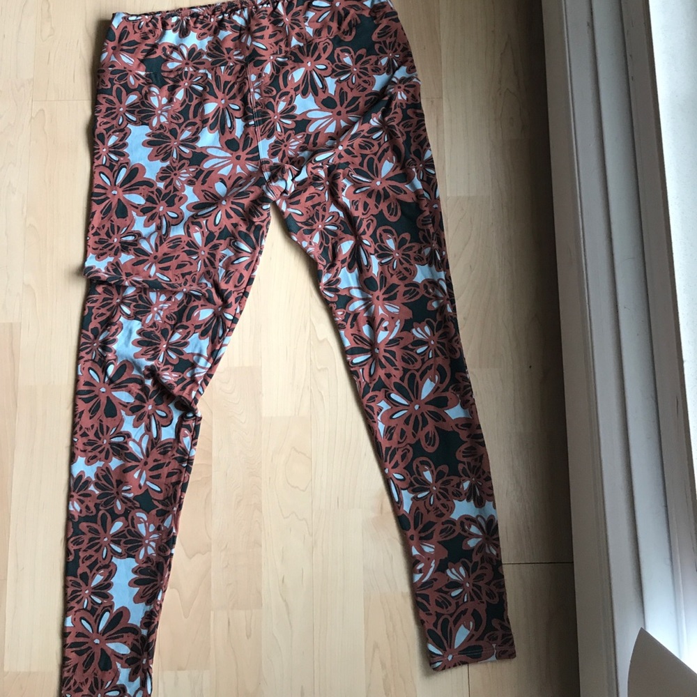 TC LulaRoe leggings- black background