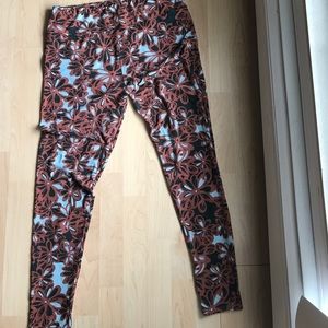 TC LulaRoe leggings- black background