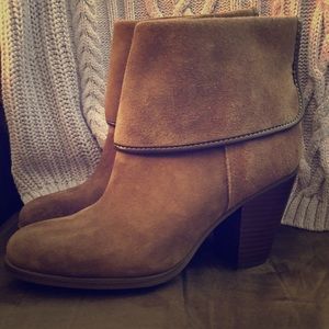 Vince Camuto Hamilton bootie sz 10 taupe suede