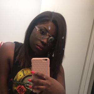 Meet your Posher, Dee dee