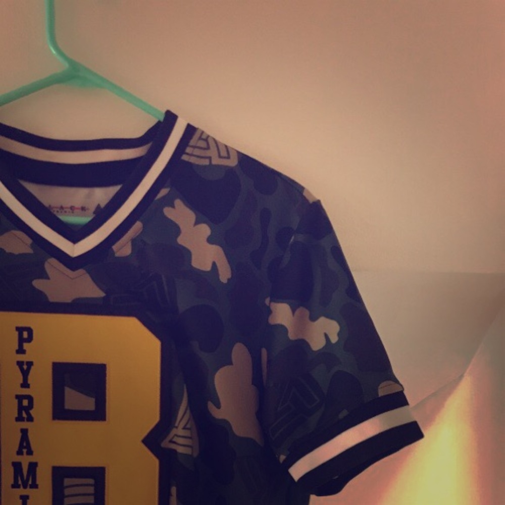 Black pyramid jersey