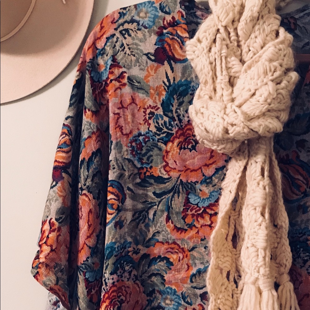Beautiful scarf - Picture 2 of 2