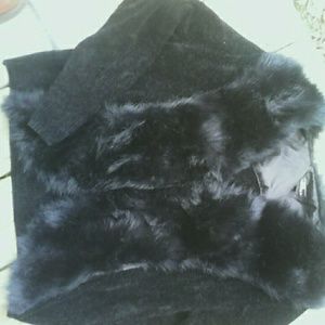 Sweater with maroon and black. Faux fur collar ,