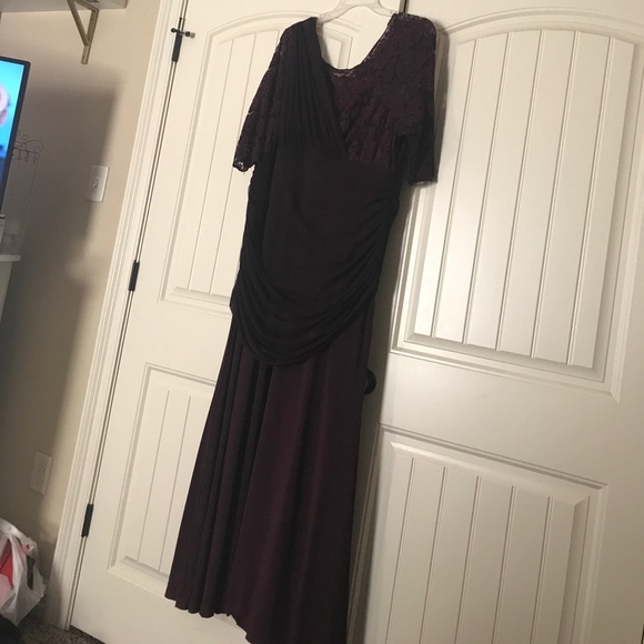 Plus size evening gown/bridesmaid dress - Picture 3 of 6
