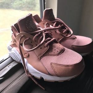 Women’s size 7 Huaraches.