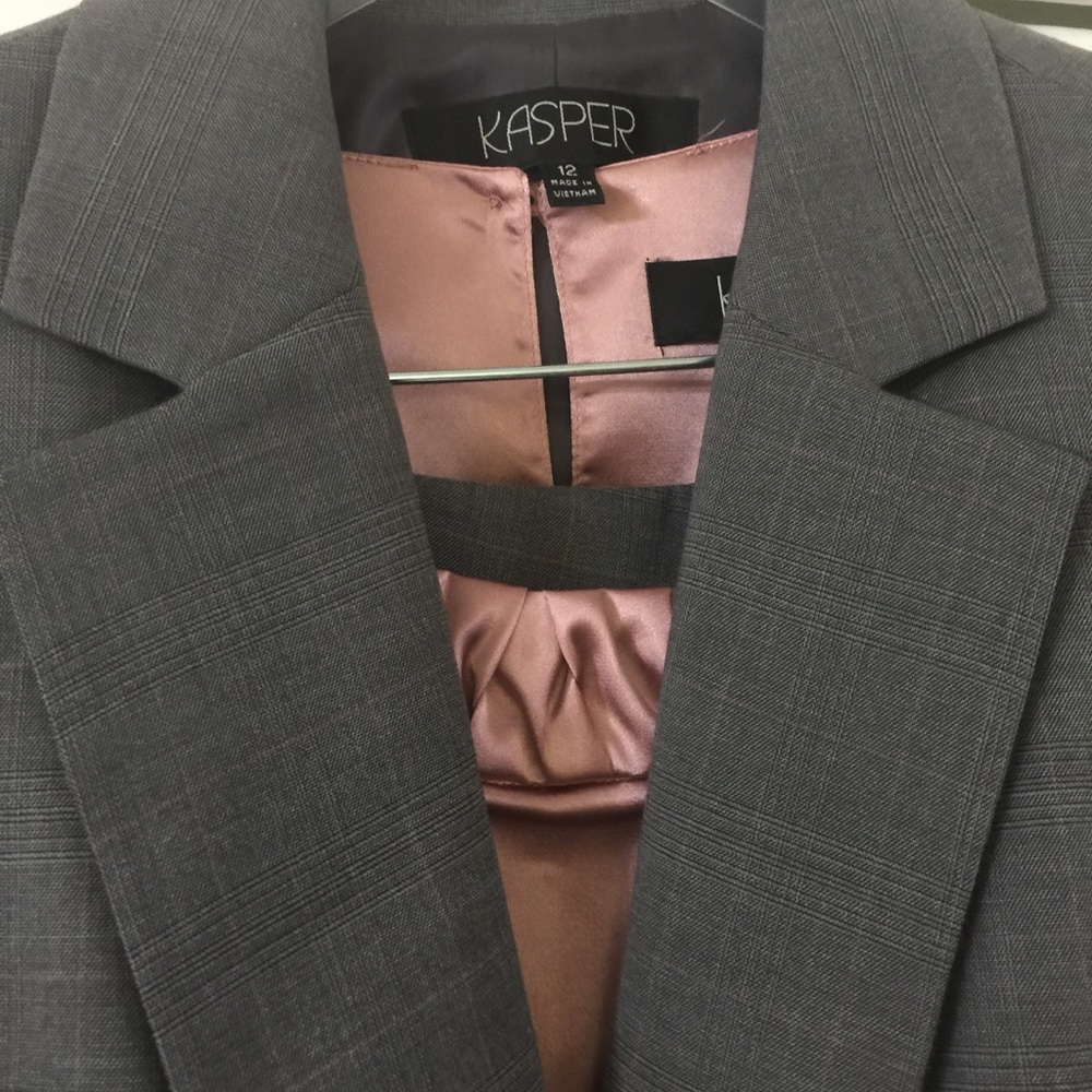 Kasper 3-piece Gray & Pink Pantsuit