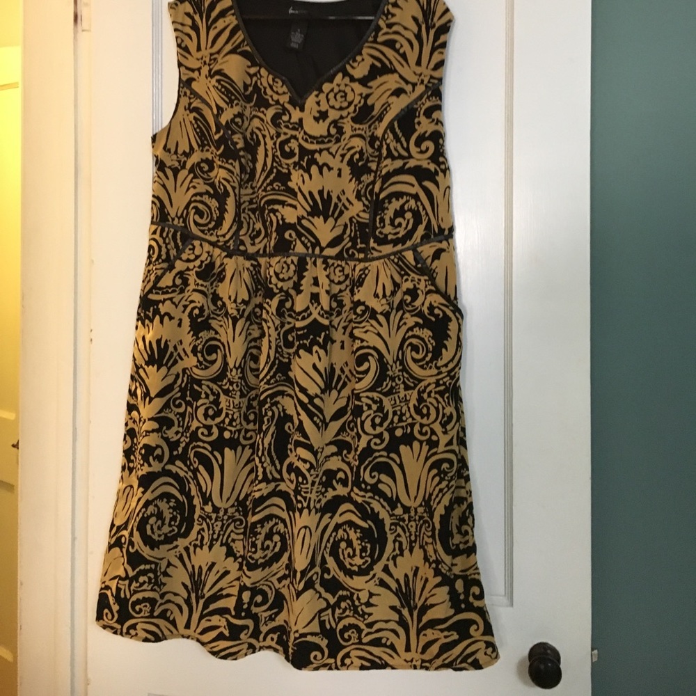 Pattern dress w leather trimming