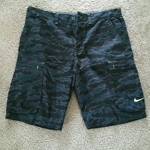 Nike dark camo cargo shorts size 34