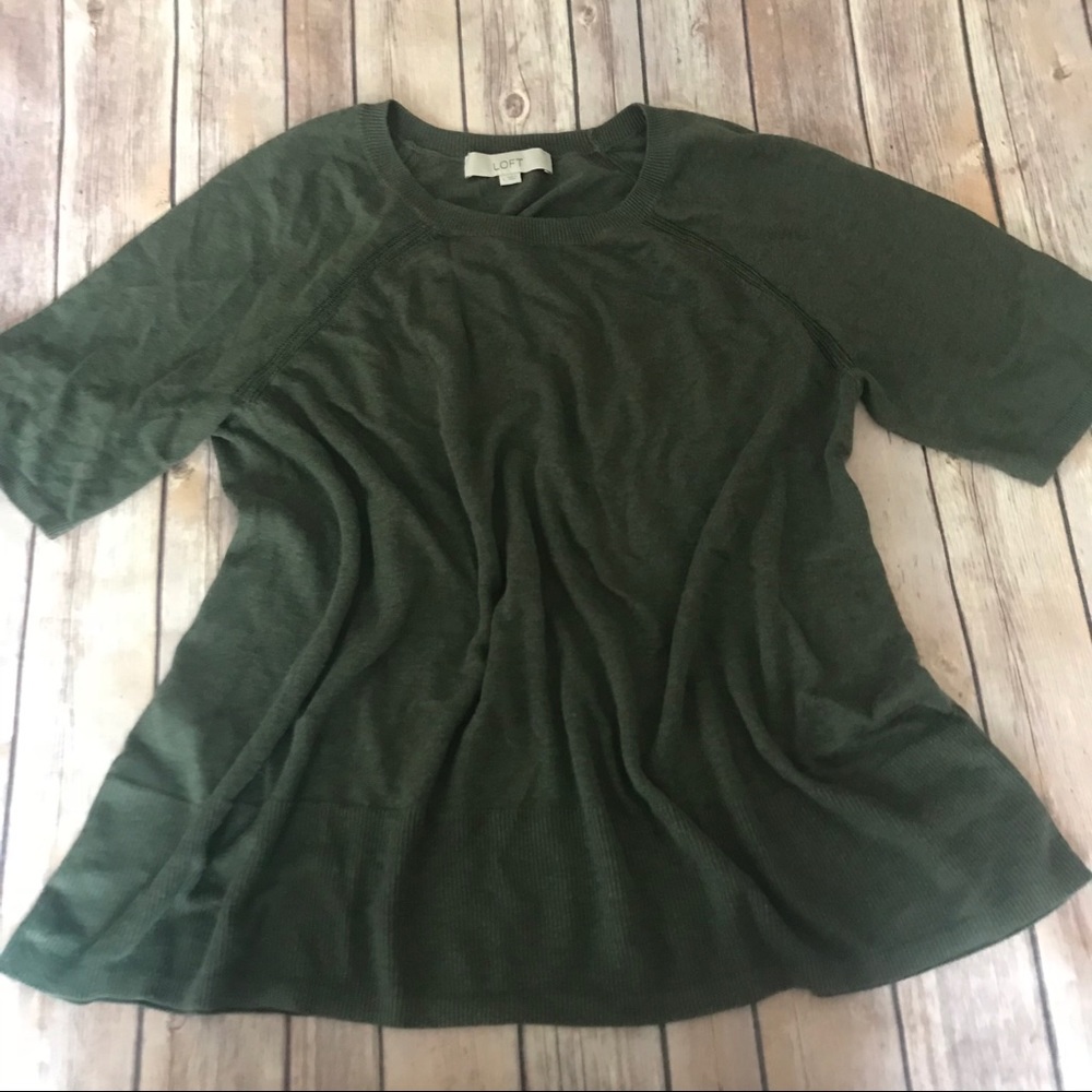 LOFT Green linen & polyester tee shirt cute detail