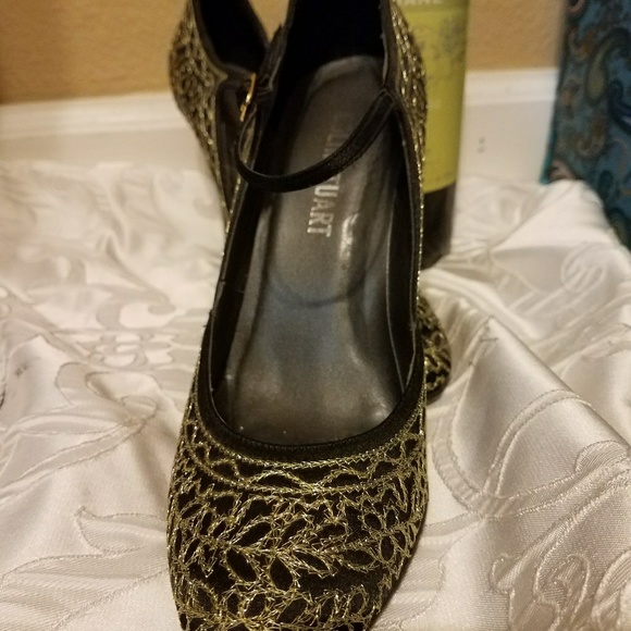 Colin Stewart Black with Gold Stitching Pumps - Picture 2 of 4